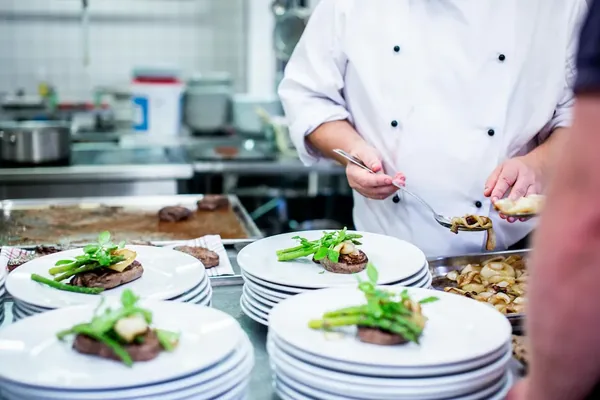 Préparation des plats en cuisine — La Table Méditerranéenne Saint-Tropez