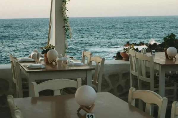 Table en terrasse au coucher du soleil — La Table Méditerranéenne Saint-Tropez