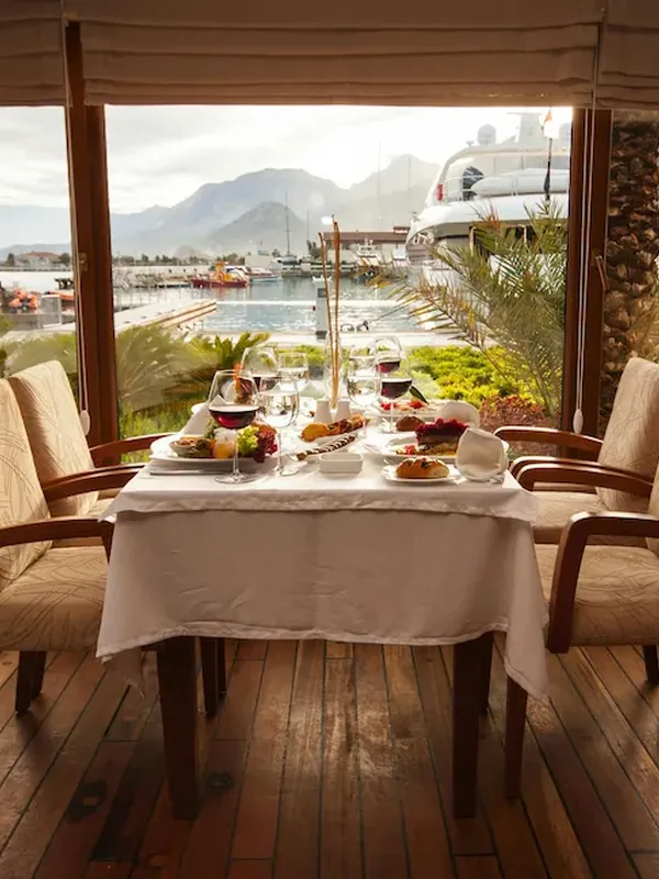 Salle gastronomique La Table Méditerranéenne — tables dressées avec vue sur le golfe