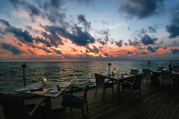 Terrasse du restaurant avec vue panoramique sur le golfe de Saint-Tropez au coucher de soleil